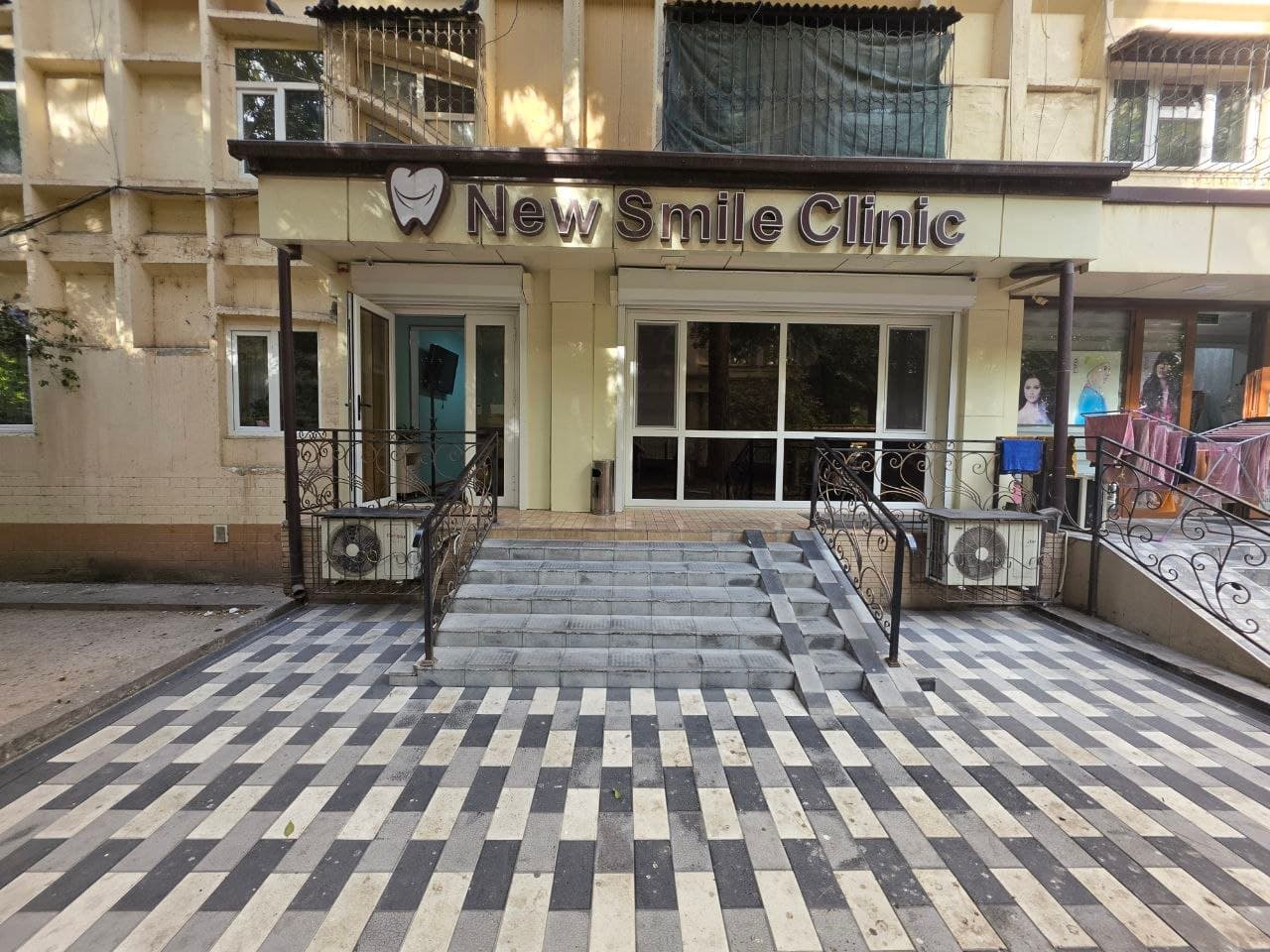 Вход в клинику NewSmileClinic
